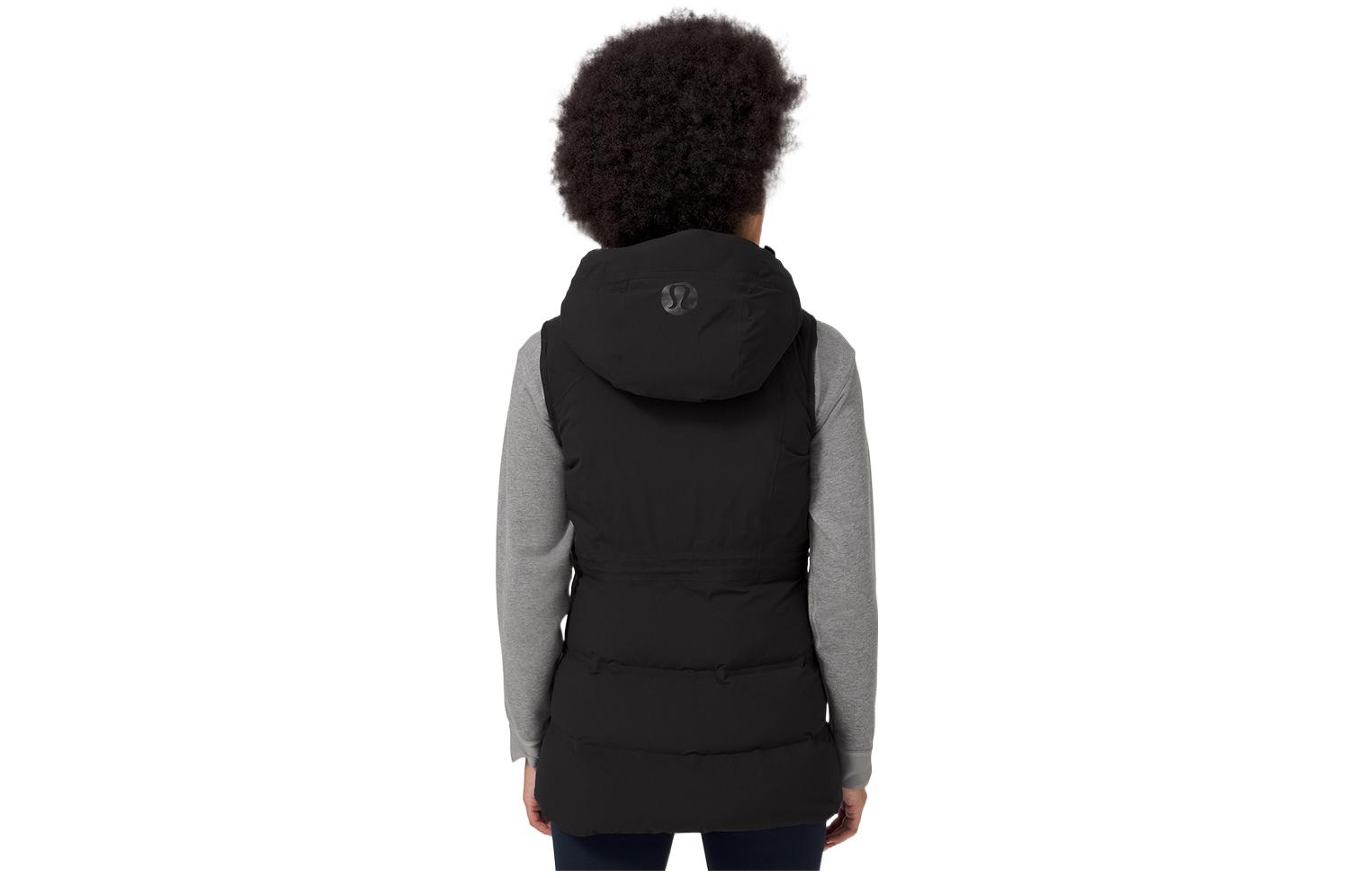 Lookbook (W) Lululemon Sleet Street 黑色羽绒马甲 Glyde™ 面料连帽款式 LW4BN7S