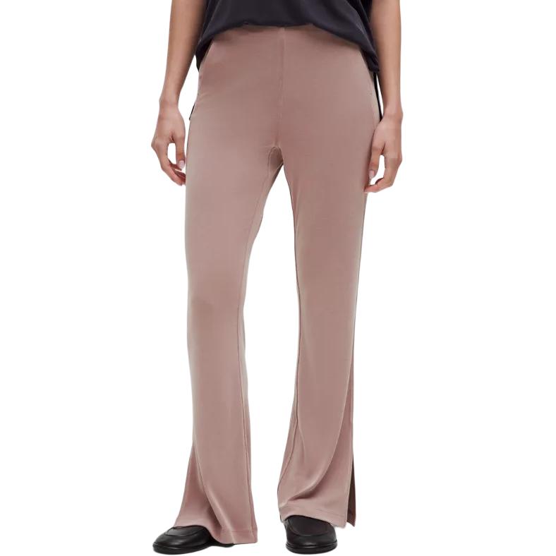 Shop (W) Lululemon Softstreme 高彈力輕便喇叭休閒褲 LW5HBFA