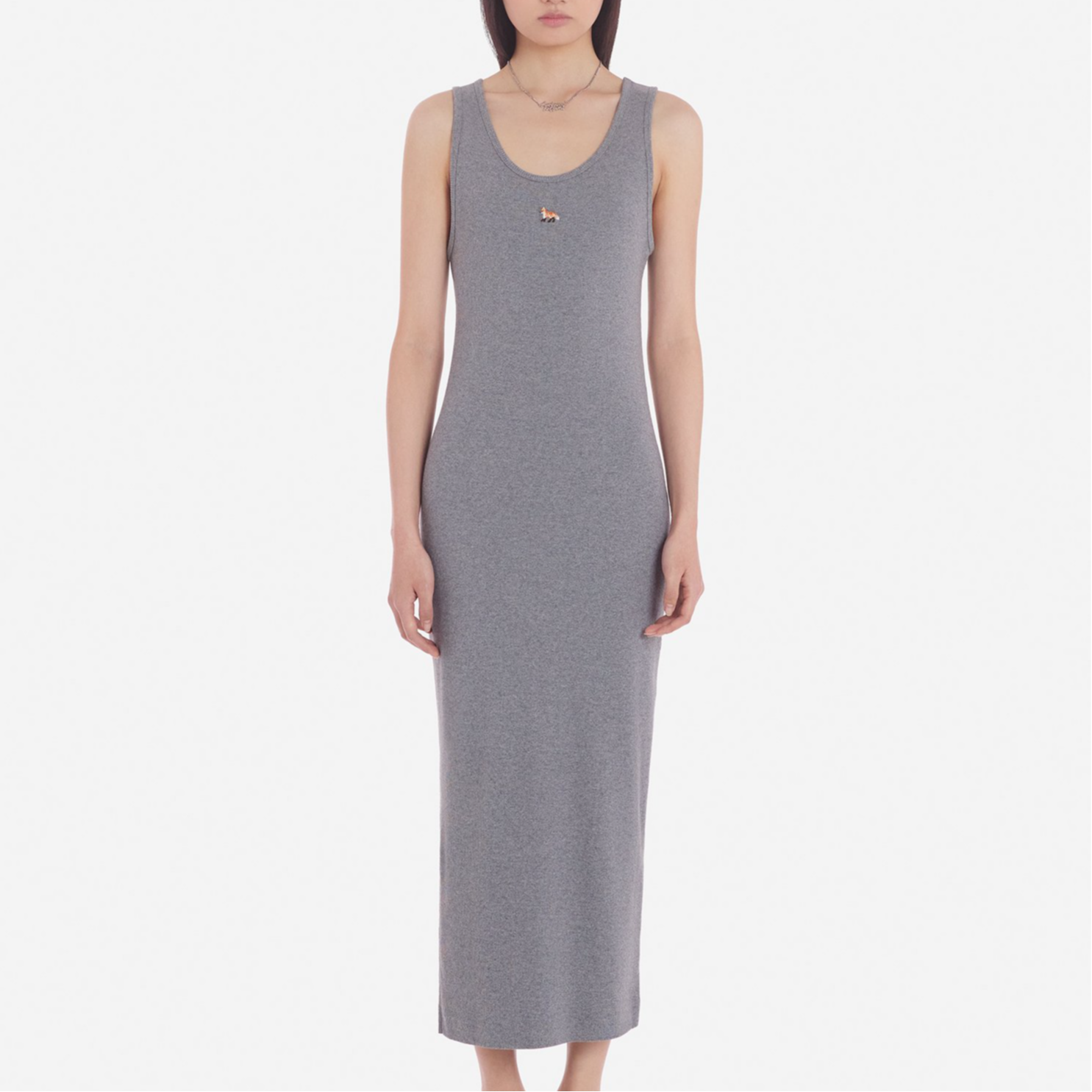 Details for (W) Maison Kitsune SS24 Gaun Maxi Kelabu Ribbed dengan Rekaan Rubah Kecil MW01602KJ0125-H131