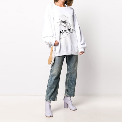 (W) Maison Margiela Sudadera Blanca Cuello Redondo con Logo 3D Impreso S51GU0100S25322-100 Lookbook (W) Maison Margiela Sudadera Blanca Cuello Redondo con Logo 3D Impreso S51GU0100S25322-100