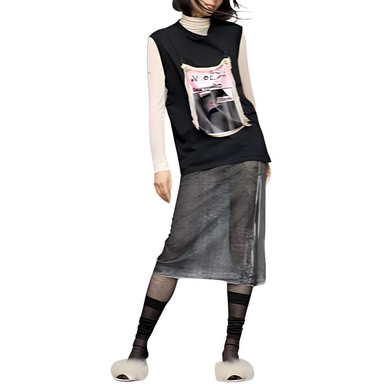 Shop (W) Maison Margiela Kaos Tanpa Lengan Hitam Merah Muda Letter Print Crewneck S51GC0528S24575965