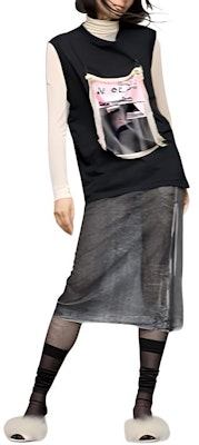 (W) Maison Margiela Kaos Tanpa Lengan Hitam Merah Muda Letter Print Crewneck S51GC0528S24575965 Shop (W) Maison Margiela Kaos Tanpa Lengan Hitam Merah Muda Letter Print Crewneck S51GC0528S24575965