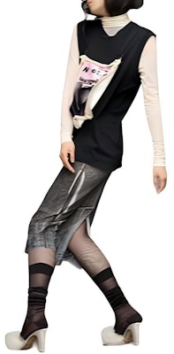 (W) Maison Margiela Kaos Tanpa Lengan Hitam Merah Muda Letter Print Crewneck S51GC0528S24575965 Details for (W) Maison Margiela Kaos Tanpa Lengan Hitam Merah Muda Letter Print Crewneck S51GC0528S24575965