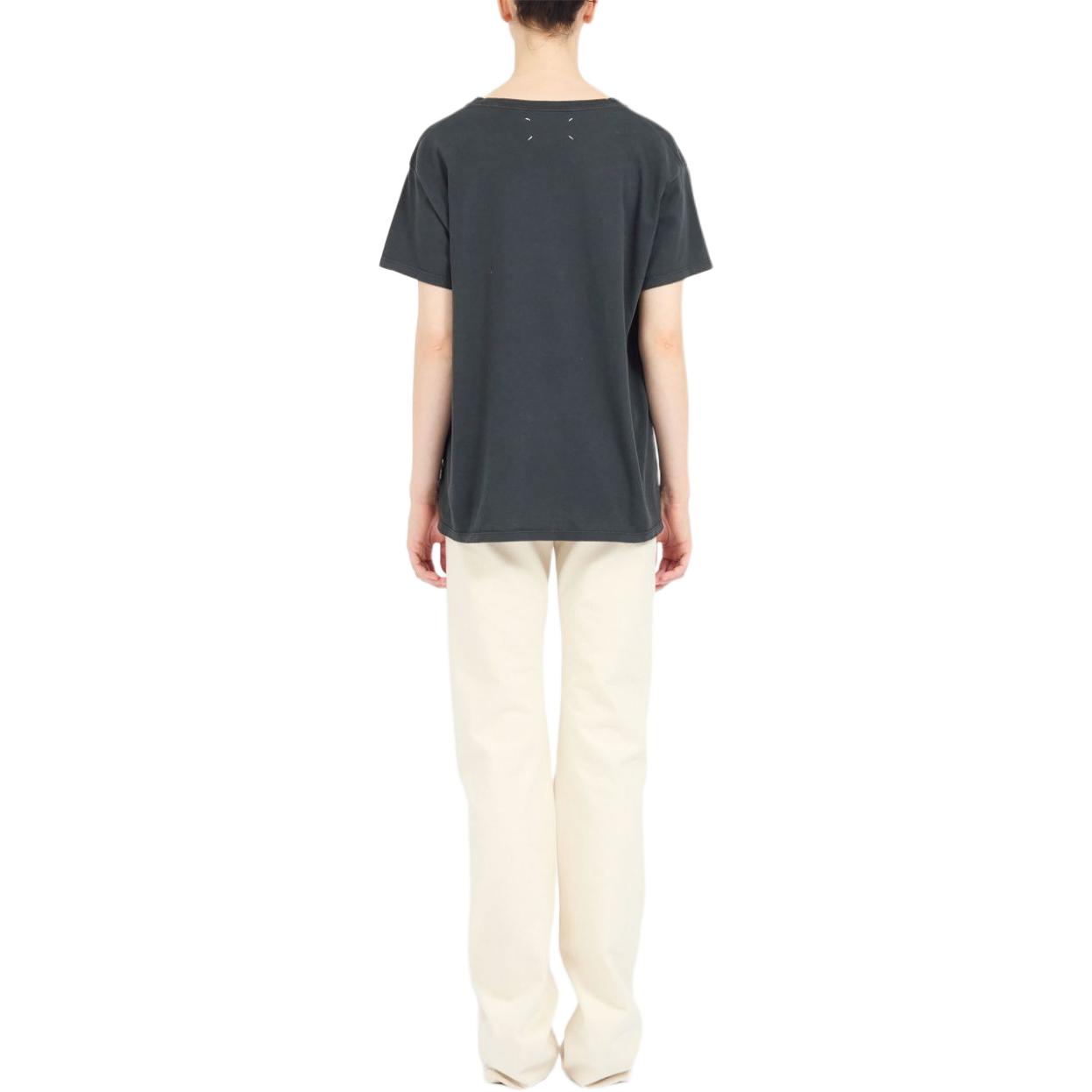 Purchase (W) Maison Margiela Kaos Hitam Lurus Logo Cetak SS25. S51GC0534S24575-969