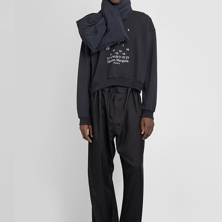 Shop (W) Maison Margiela FW22 Hitam Logo Print Crewneck Pullover Sweatshirt S51GU0118S25540900