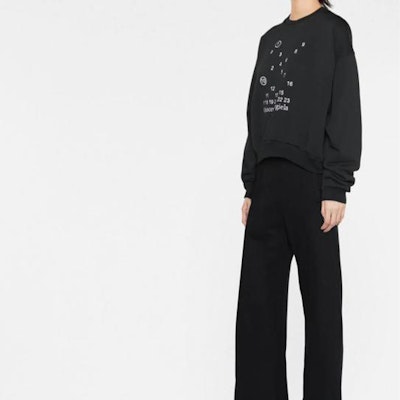 (W) Maison Margiela FW22 Hitam Logo Print Crewneck Pullover Sweatshirt S51GU0118S25540900 Sizing (W) Maison Margiela FW22 Hitam Logo Print Crewneck Pullover Sweatshirt S51GU0118S25540900