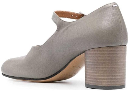 (W) Maison Margiela 灰色皮革时尚搭扣粗跟鞋 S34WL0021P3753T8135 Lookbook (W) Maison Margiela 灰色皮革时尚搭扣粗跟鞋 S34WL0021P3753T8135