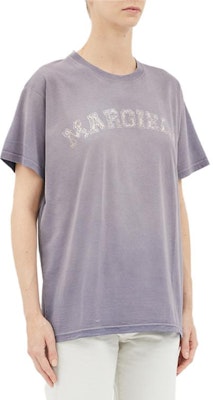 (W) Maison Margiela Kaos Oversized Ungu Logo Print SS23 Lilac. S51GC0519S20079-225 Lookbook (W) Maison Margiela Kaos Oversized Ungu Logo Print SS23 Lilac. S51GC0519S20079-225