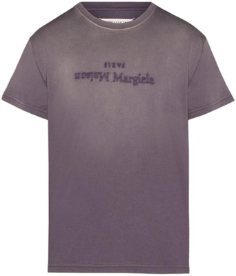 (W) Maison Margiela Kaos Ungu Oversized Logo Terbalik SS24. S51GC0526S20079-969 Order (W) Maison Margiela Kaos Ungu Oversized Logo Terbalik SS24. S51GC0526S20079-969