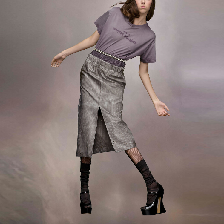 Lookbook (W) Maison Margiela Kaos Ungu Oversized Logo Terbalik SS24. S51GC0526S20079-969