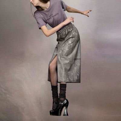 (W) Maison Margiela Kaos Ungu Oversized Logo Terbalik SS24. S51GC0526S20079-969 Purchase (W) Maison Margiela Kaos Ungu Oversized Logo Terbalik SS24. S51GC0526S20079-969