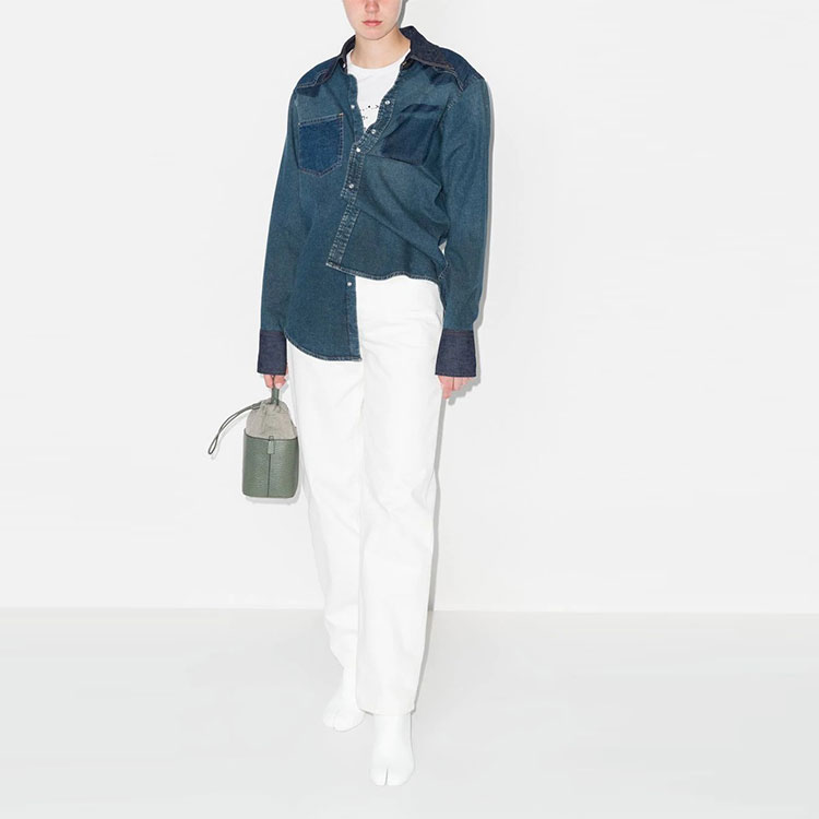 Lookbook (W) Maison Margiela SS22 藍色拼色牛仔襯衫按钮式开襟设计。 S50DL0503S30815