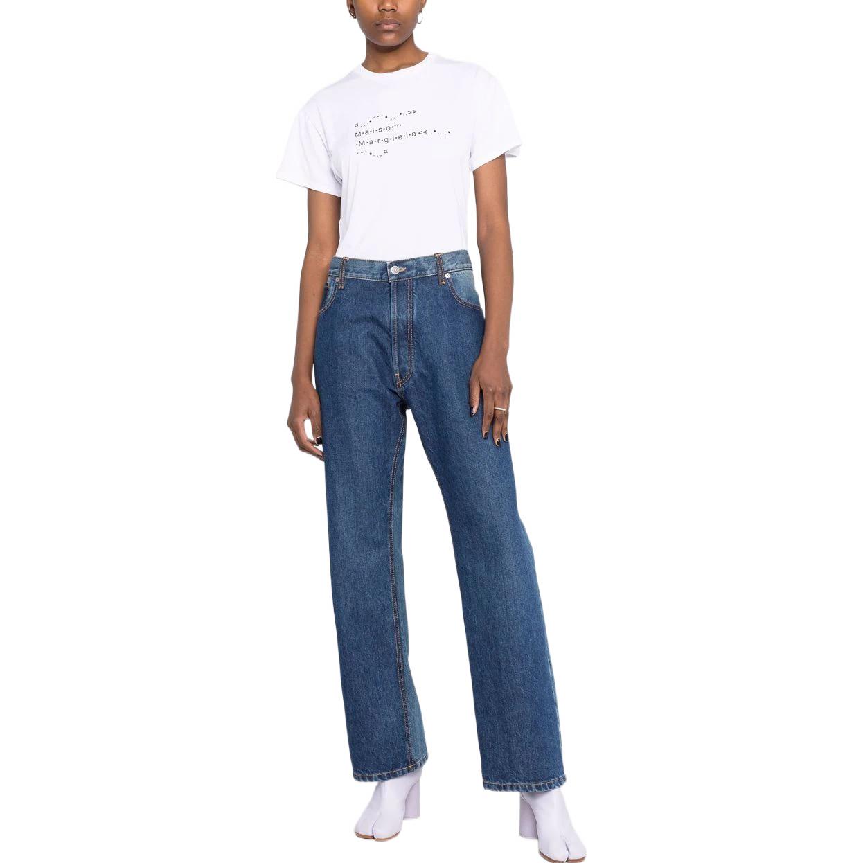 Lookbook (W) Maison Margiela SS22 Kaos Putih Lengan Pendek dengan Logo Print. S51GC0515S22816100