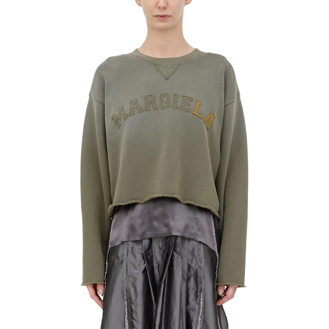 Lookbook (W) 메종 마르지엘라 SS23 올리브 그린 레터 프린트 크롭 긴팔 스웻셔츠 S51GU0123S25580-740