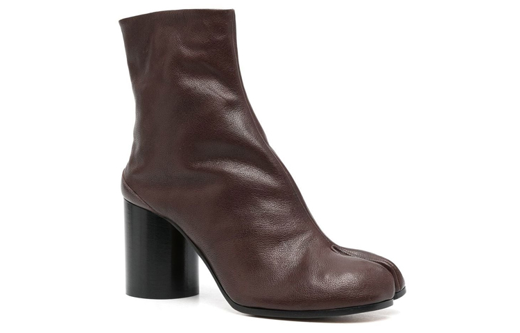 Lookbook (W) Maison Margiela Tabi ''Botte en cuir marron à cheville'' S58WU0260PR058T2186