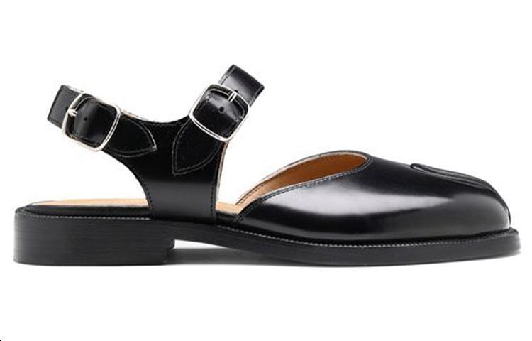 Lookbook (W) Sandal Kulit Maison Margiela Tabi dengan Gesper 'Hitam' S58WP0249-PS679-T8013