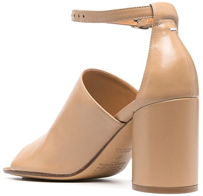 Maison Margiela Tabi 皮革露趾鞋头搭扣時尚涼鞋 8.5cm 女款淺棕色 Lookbook Maison Margiela Tabi 皮革露趾鞋头搭扣時尚涼鞋 8.5cm 女款淺棕色