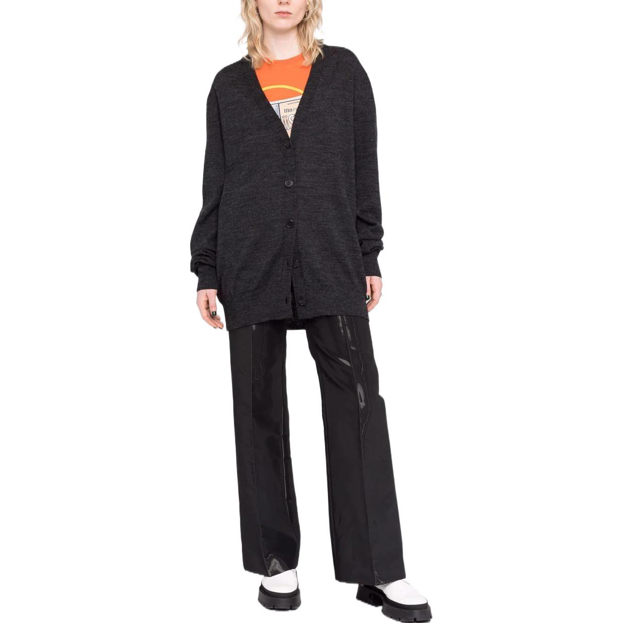 Lookbook (W) Cárdigan de punto gris Maison Margiela x SS22 con botones y cuello en V. S51HA1192S18021855M