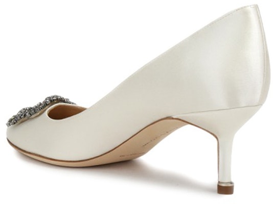 (W) Manolo Blahnik Velvet Buckle Hak Sedang 'Cream White' 9XX0661-130 Lookbook (W) Manolo Blahnik Velvet Buckle Hak Sedang 'Cream White' 9XX0661-130