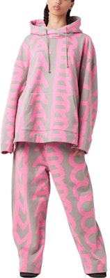(W) MARC JACOBS Logo Cetakan Seluruh Hoodie Pink Wanita. C632P26SP22296 Lookbook (W) MARC JACOBS Logo Cetakan Seluruh Hoodie Pink Wanita. C632P26SP22296