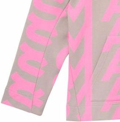 (W) MARC JACOBS Logo Cetakan Seluruh Hoodie Pink Wanita. C632P26SP22296 Sizing (W) MARC JACOBS Logo Cetakan Seluruh Hoodie Pink Wanita. C632P26SP22296