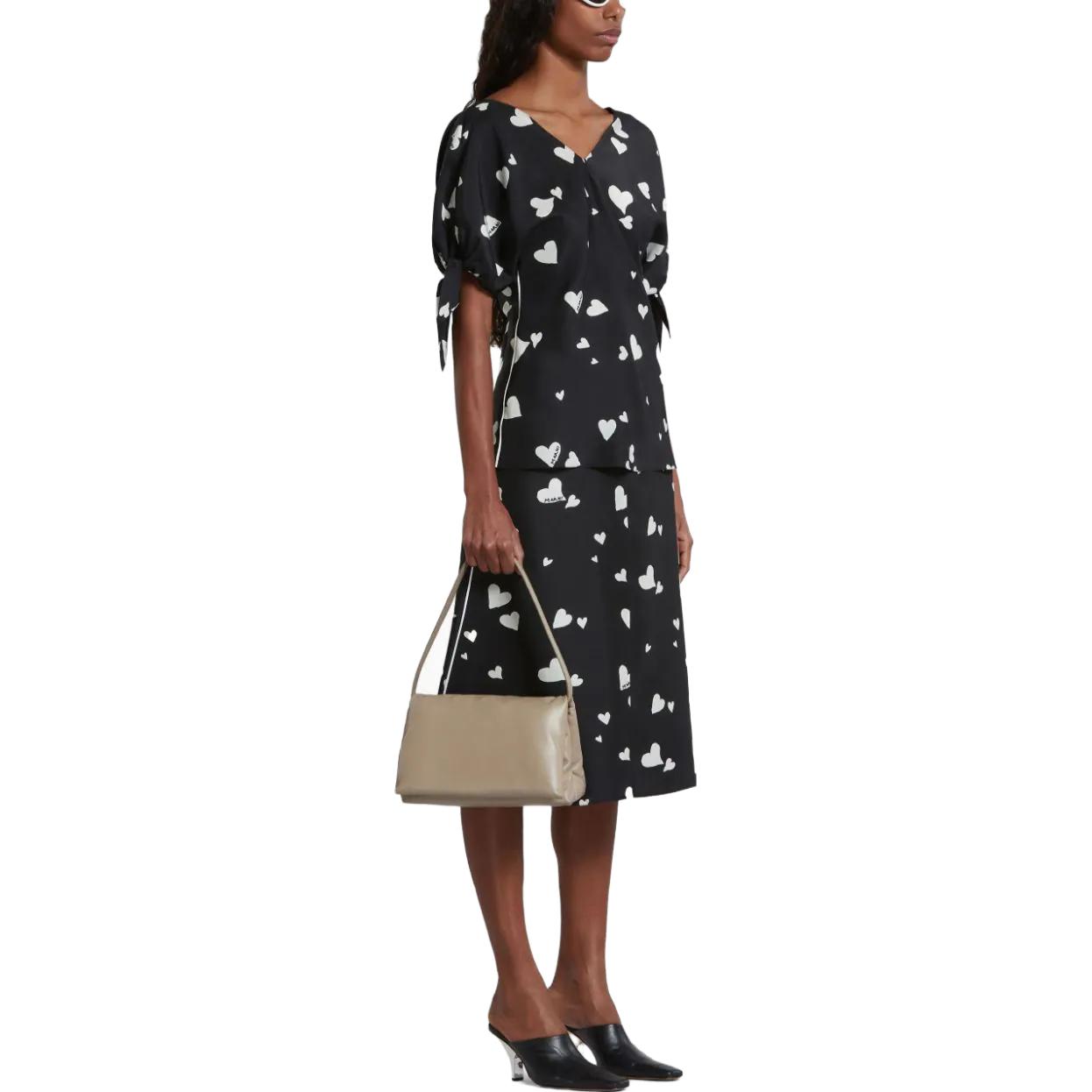 Lookbook (W) MARNI SS23 黑色V領直筒襯衫全版印花設計. TTMA0264I0UTSG03BHN99