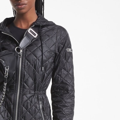 (W) Michael Kors Chaqueta Acolchada con Capucha de Plumas Negra. MF320B53SB-001 Shop (W) Michael Kors Chaqueta Acolchada con Capucha de Plumas Negra. MF320B53SB-001