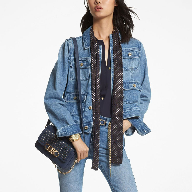 Lookbook (W) MICHAEL KORS SS23 Chaqueta Corta Denim Azul con Múltiples Bolsillos. MS31059FAU-906