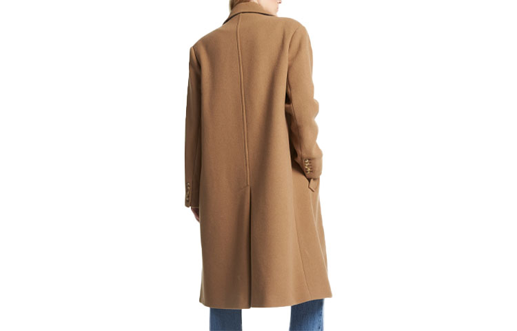 Lookbook (W) Abrigo Michael Kors SS23 de Doble Botonadura y Largo Medio en Camel Oscuro. MF1202HF8P-211