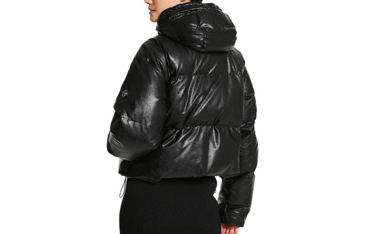 Lookbook (W) Chaqueta Puffer Negra con Cadena Brillante Michael Kors SS23. MF2209H5TR-001