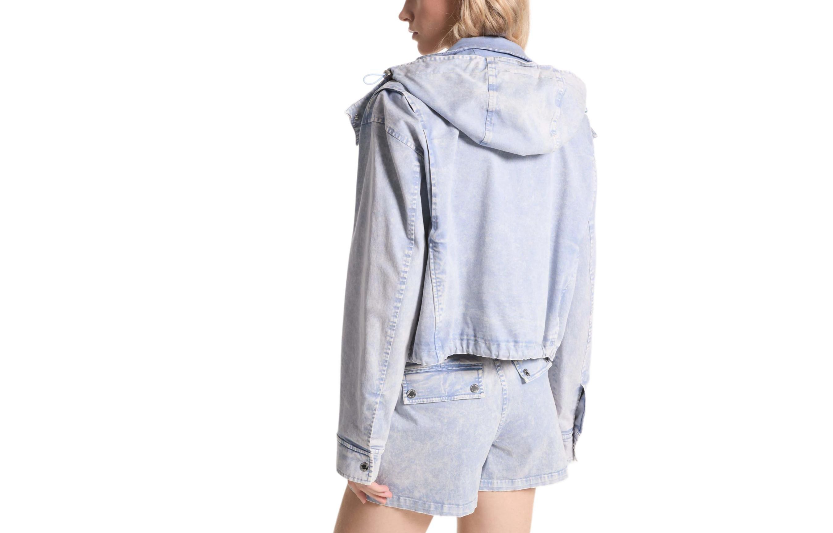 Lookbook (W) 迈克高仕 SS24 浅蓝色水洗牛仔拉链连帽夹克外套. MS420EAE72-424