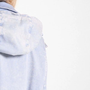 (W) Michael Kors SS24 Jaket Hoodie Denim Cuci Biru Muda dengan Resleting. MS420EAE72-424 Cheap (W) Michael Kors SS24 Jaket Hoodie Denim Cuci Biru Muda dengan Resleting. MS420EAE72-424