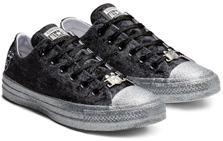 (W) 麦莉·赛勒斯 x Converse Chuck Taylor All Star Ox '黑色' 563722C Lookbook (W) 麦莉·赛勒斯 x Converse Chuck Taylor All Star Ox '黑色' 563722C