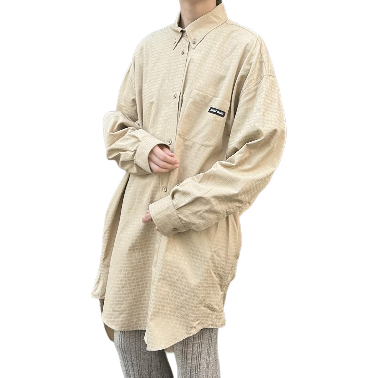 Shop (W) MIU MIU Baju Lengan Panjang Beige dengan Butang Depan dan Reka Bentuk Logo. MF5023-1XLJ-F0065-S-232