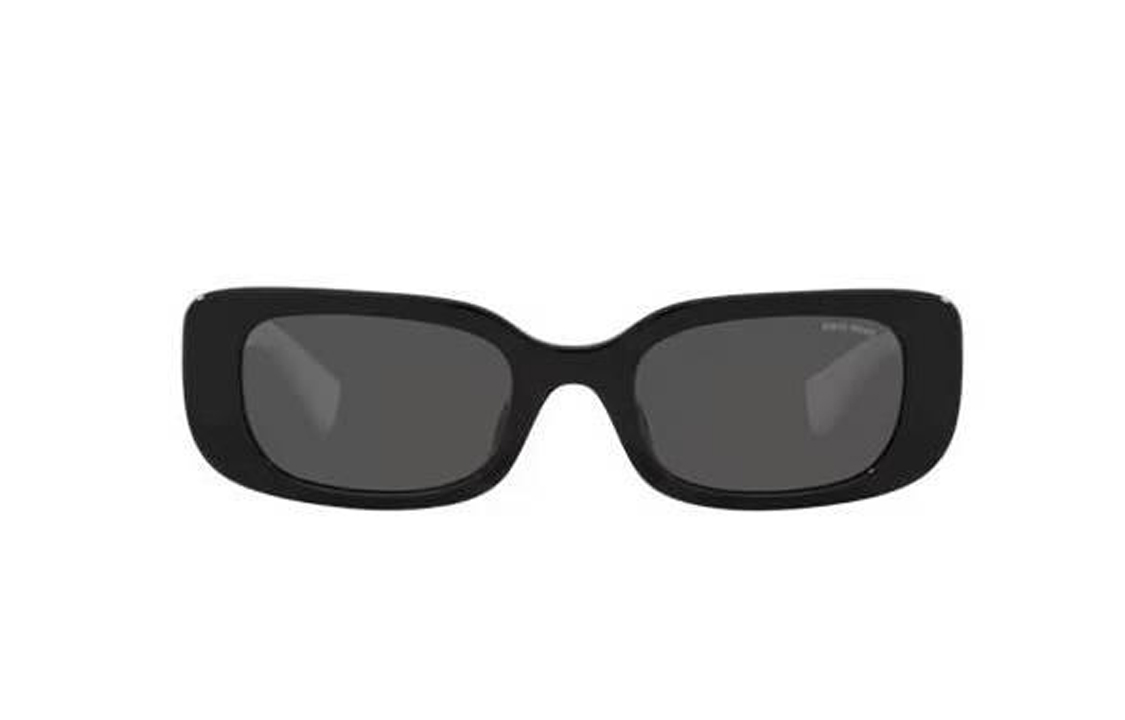 Shop (W) MIU MIU Gafas de sol bicolor blanco y negro oversized con letras. MU08YS1AB5S0