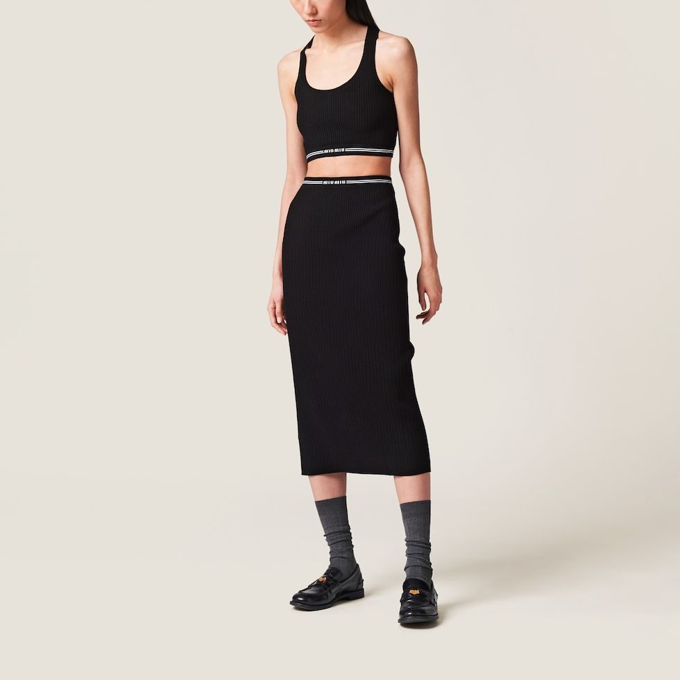 Lookbook (W) MIU MIU Tank Top Hitam Slim-Fit Tanpa Lengan dengan Logo Cetakan. MMV095-1U7Q-F0002-S-232