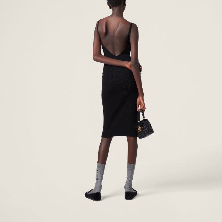 Shop (W) MIU MIU 黑色无袖修身休闲连衣裙。 MMA845-13WV-F0002-S-OOO