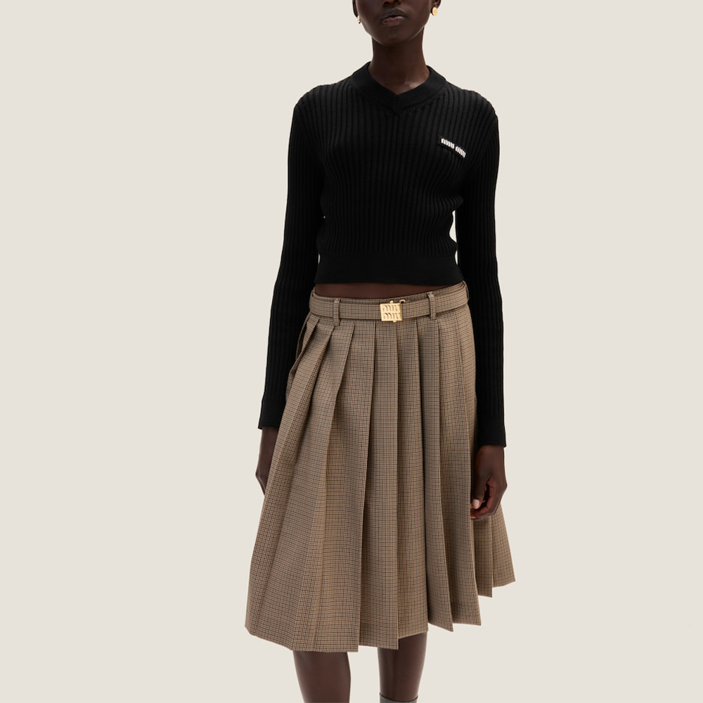 Lookbook (W) MIU MIU 黑色V领logo图案长袖针织衫 SS24. MML832-12Y8-F0002-S-232