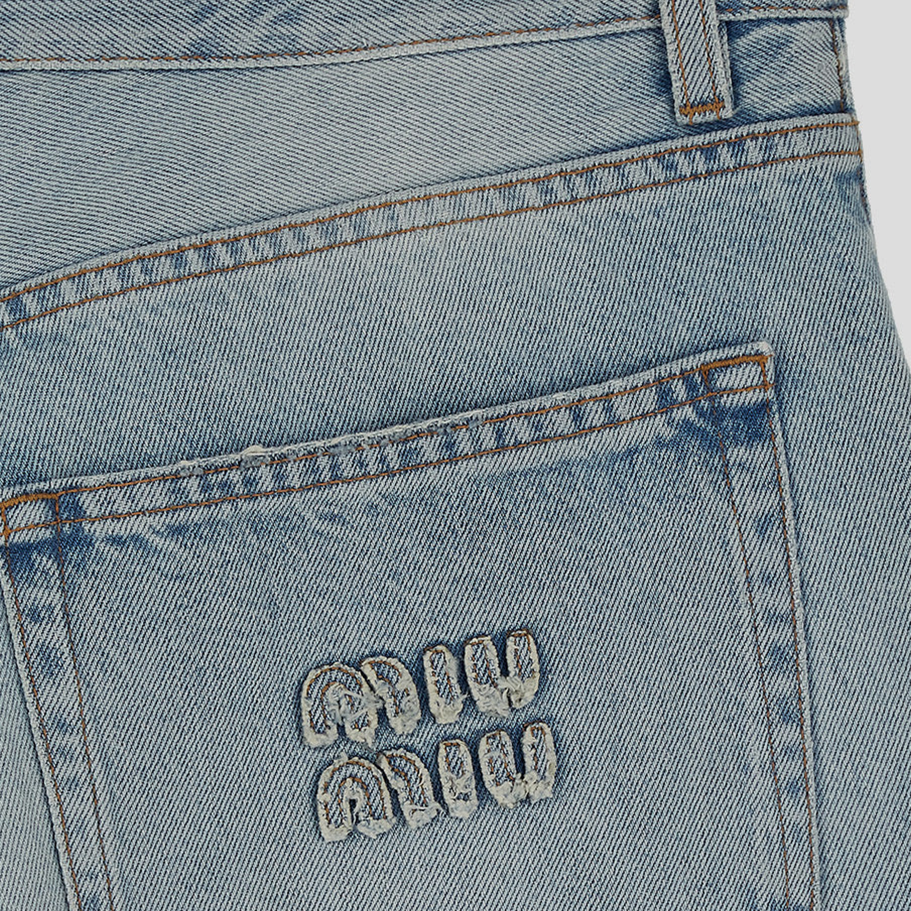 Shop (W) MIU MIU Jeans Denim Biru Mid-Rise Loose Fit dengan Kantong Beresleting. GWP503-14QU-F0013