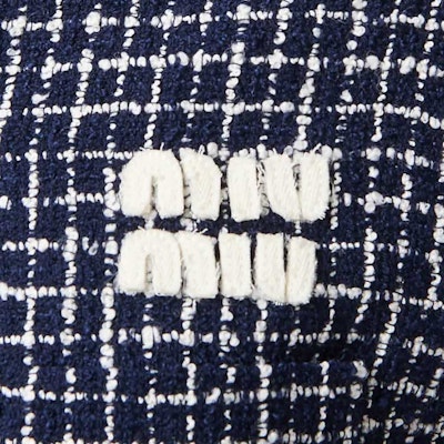 (W) MIU MIU Biru SS24 Logo Tweed Jaket Pendek Plaid Lengan Pendek. MH1916-14HQ-F069Q-S-OOO Sizing (W) MIU MIU Biru SS24 Logo Tweed Jaket Pendek Plaid Lengan Pendek. MH1916-14HQ-F069Q-S-OOO
