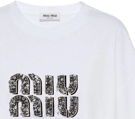 (W) MIU MIU Kaos Putih Lengan Pendek Cetak Huruf Kasual. MJN42612IOF0QMM Sizing (W) MIU MIU Kaos Putih Lengan Pendek Cetak Huruf Kasual. MJN42612IOF0QMM