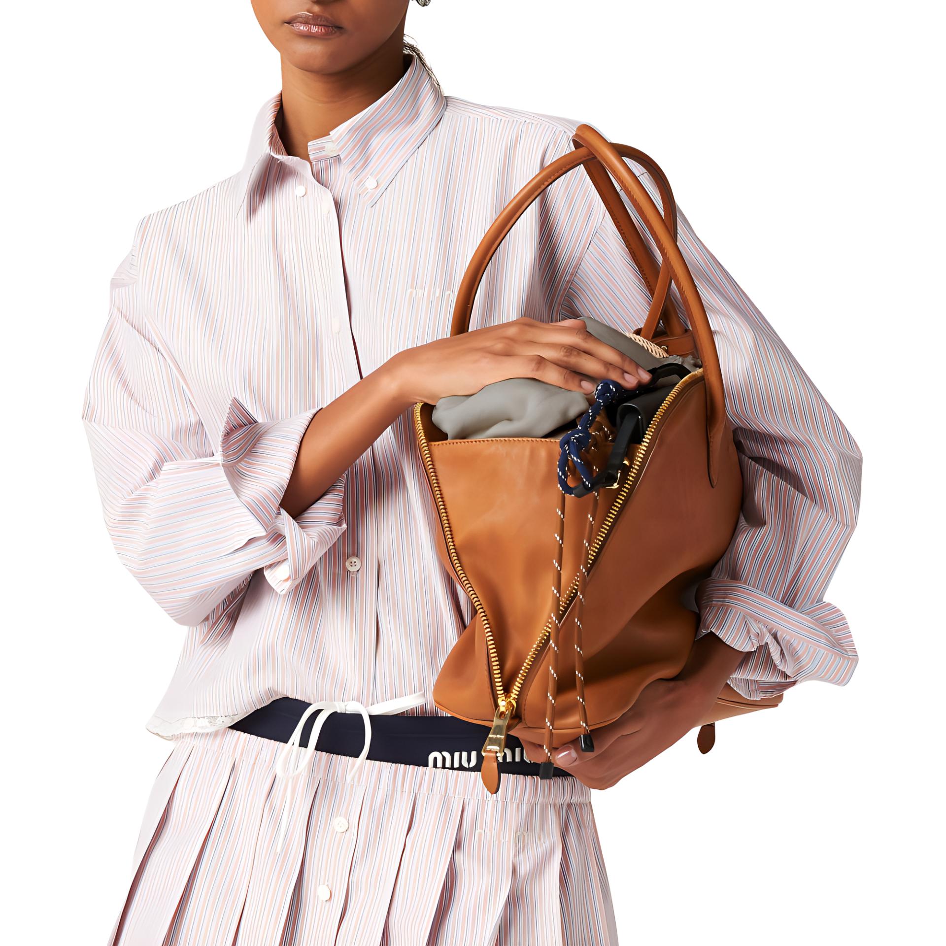 Lookbook (W) MIU MIU Baju Lengan Panjang Berjalur Coral dengan Kolar Runcing. MK1765-15AK-F0J3D-S-232