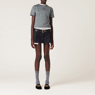 (W) MIU MIU 圆领短袖直筒T恤 SS24休闲款上衣 MJN467-137L-F0D65-S-231 Lookbook (W) MIU MIU 圆领短袖直筒T恤 SS24休闲款上衣 MJN467-137L-F0D65-S-231