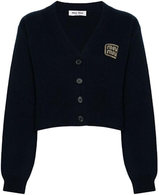(W) MIU MIU FW23 Kardigan Rajut Leher V Biru dengan Sulaman Huruf. MMF865-103Z-F0008-S-OOO Order (W) MIU MIU FW23 Kardigan Rajut Leher V Biru dengan Sulaman Huruf. MMF865-103Z-F0008-S-OOO