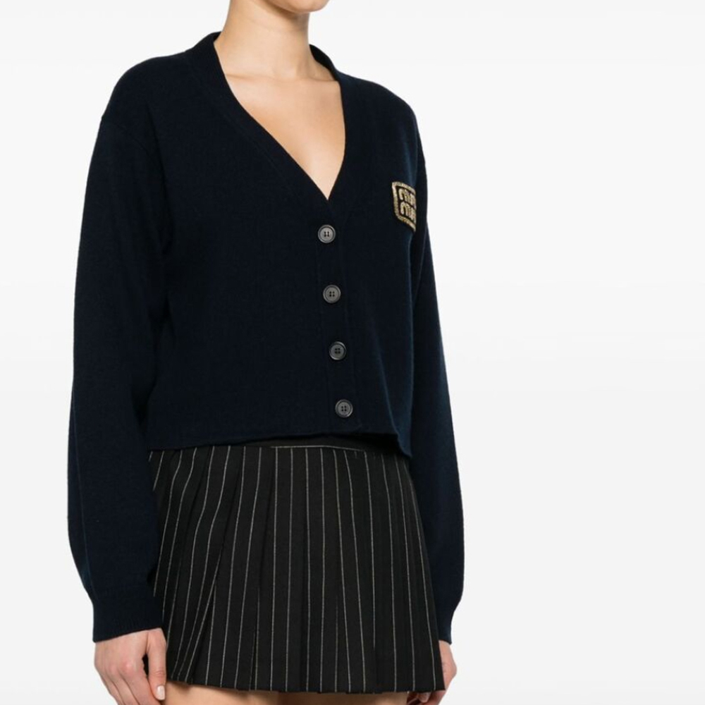 Lookbook (W) MIU MIU FW23 Kardigan Rajut Leher V Biru dengan Sulaman Huruf. MMF865-103Z-F0008-S-OOO