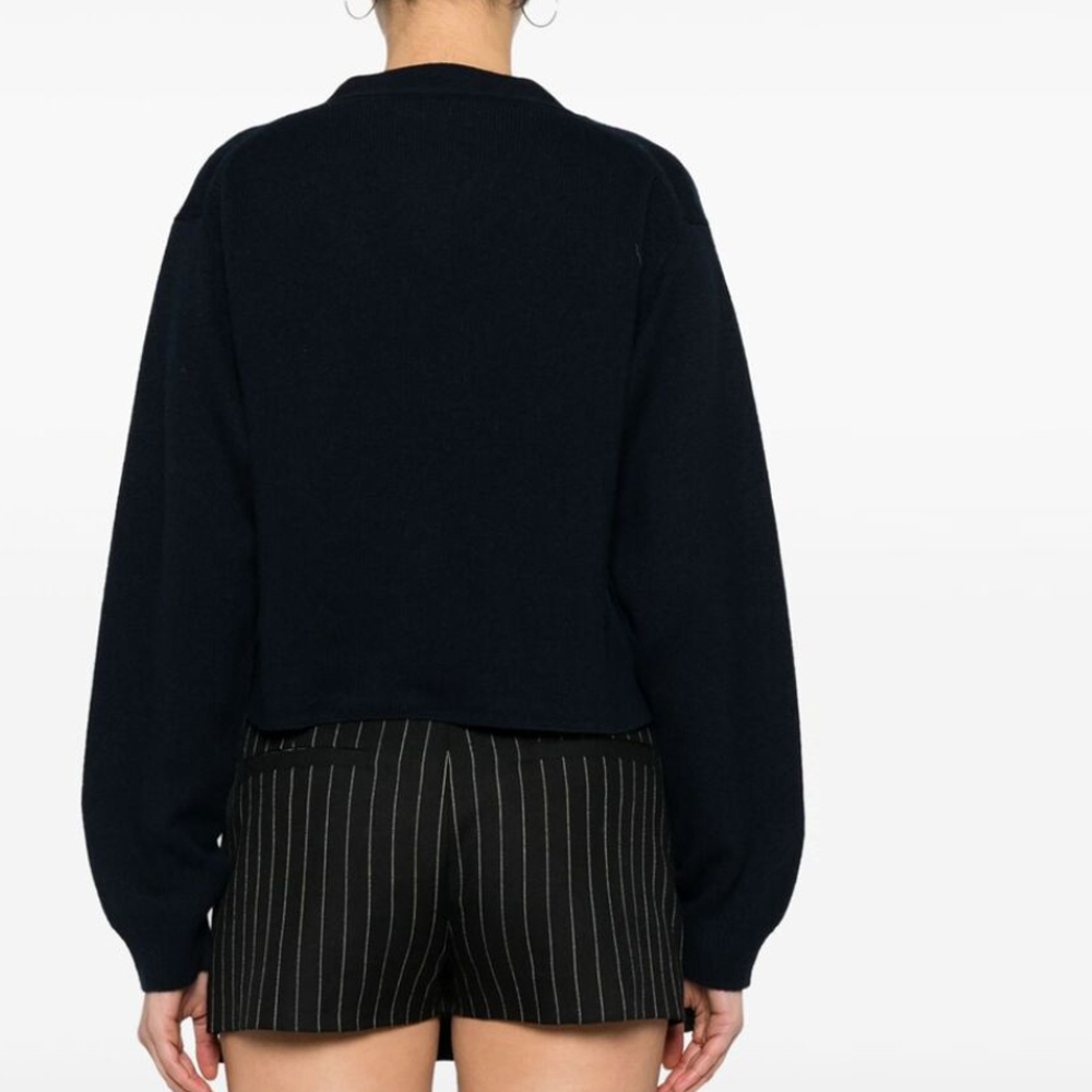 Shop (W) MIU MIU FW23 Kardigan Rajut Leher V Biru dengan Sulaman Huruf. MMF865-103Z-F0008-S-OOO