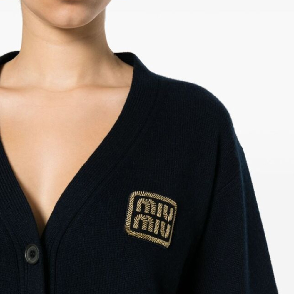 Purchase (W) MIU MIU FW23 Kardigan Rajut Leher V Biru dengan Sulaman Huruf. MMF865-103Z-F0008-S-OOO