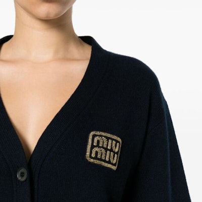 (W) MIU MIU FW23 Kardigan Rajut Leher V Biru dengan Sulaman Huruf. MMF865-103Z-F0008-S-OOO Purchase (W) MIU MIU FW23 Kardigan Rajut Leher V Biru dengan Sulaman Huruf. MMF865-103Z-F0008-S-OOO