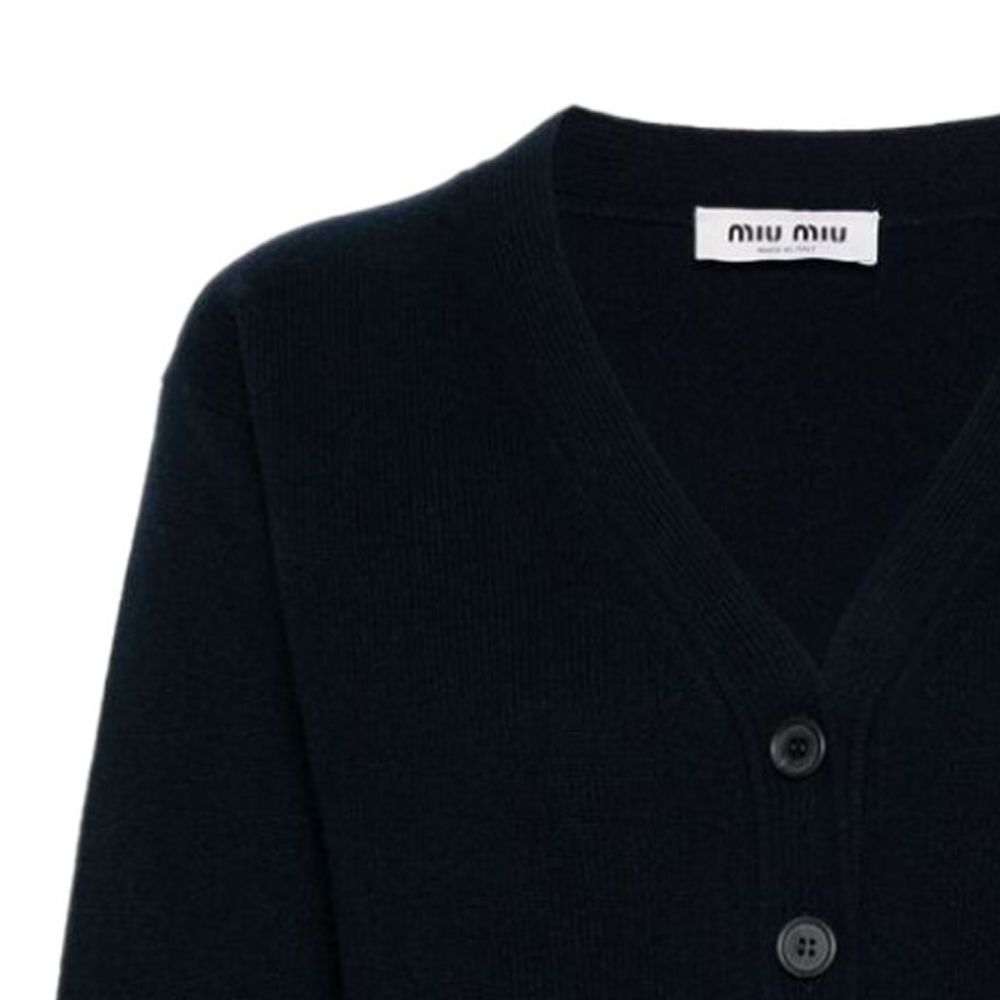 Details for (W) MIU MIU FW23 Kardigan Rajut Leher V Biru dengan Sulaman Huruf. MMF865-103Z-F0008-S-OOO