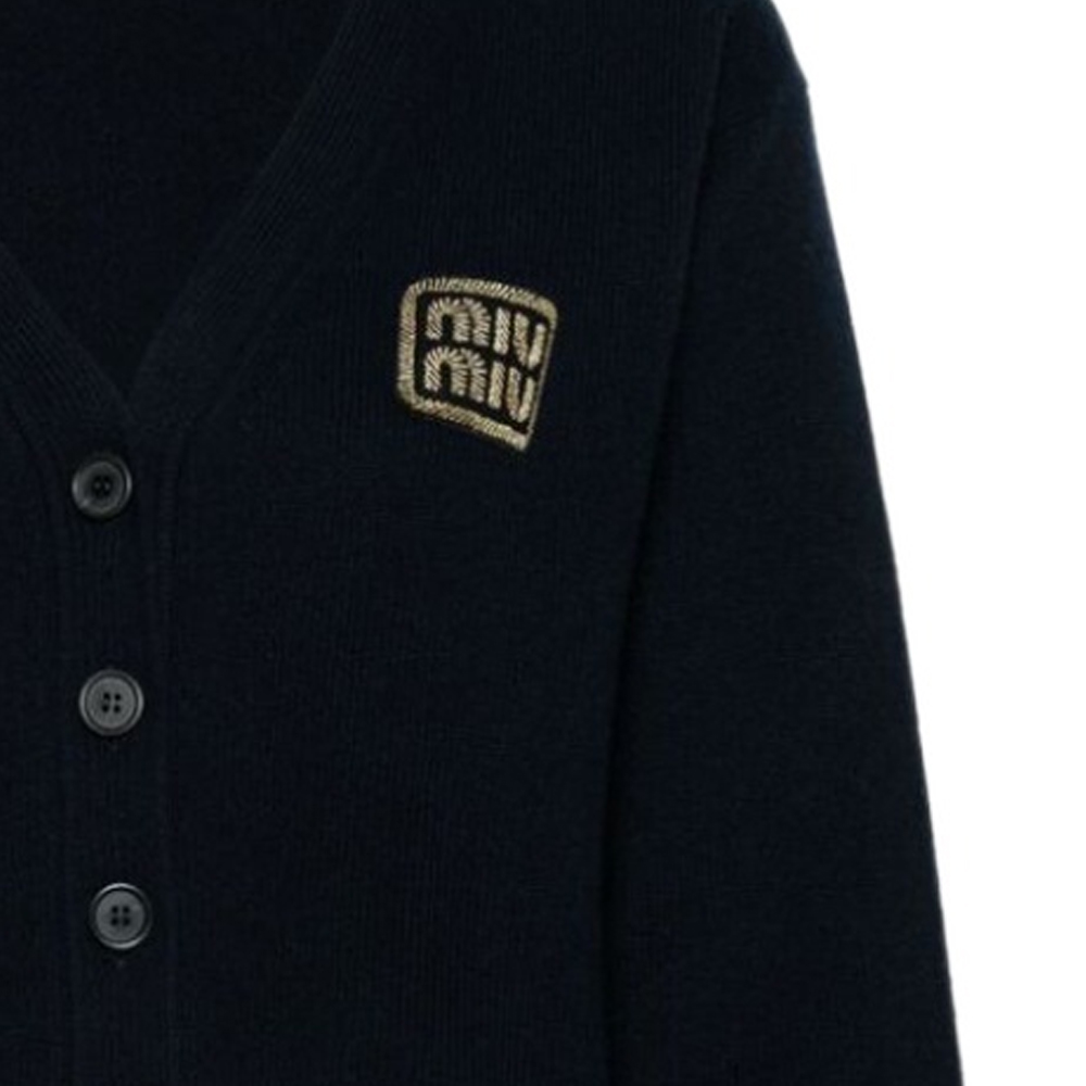 Sizing (W) MIU MIU FW23 Kardigan Rajut Leher V Biru dengan Sulaman Huruf. MMF865-103Z-F0008-S-OOO